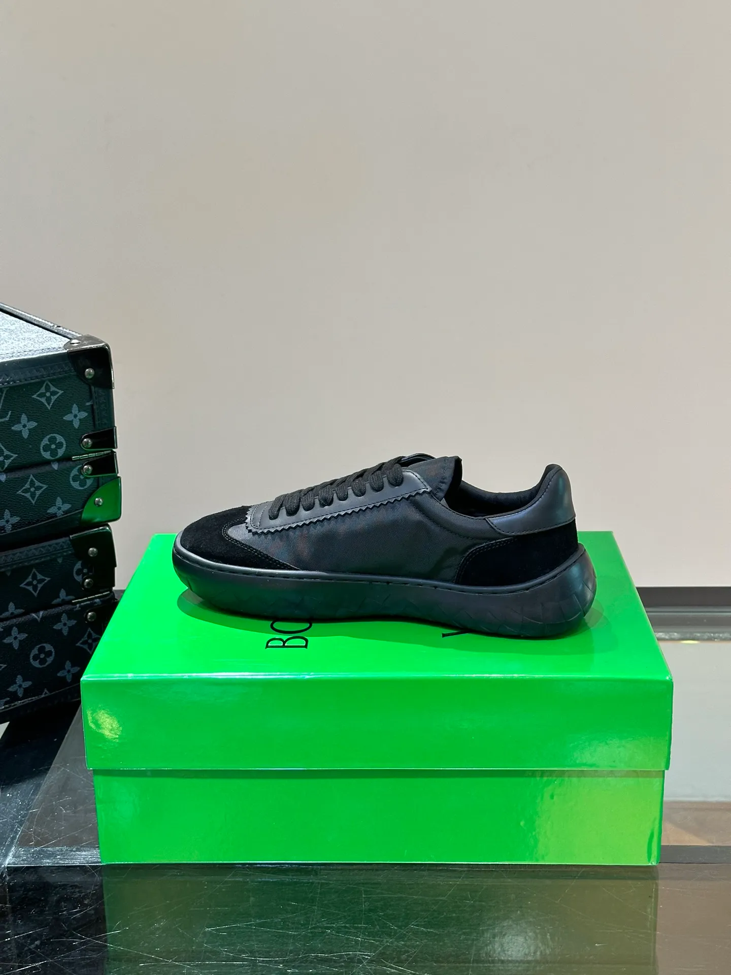 Men's shoes 💰p420 "BV" Bottega Veneta 🆕 New men's moral training sneakers, made of Sneaker technology nylon and suede, inspired by retro basketball shoes, a new interpretation of classic sneakers, light, comfortable and breathable summer essentials, the soles are made of classic woven texture, super recognizable, nylon suede splicing, full of texture! Size: 38-44 (45 customized)